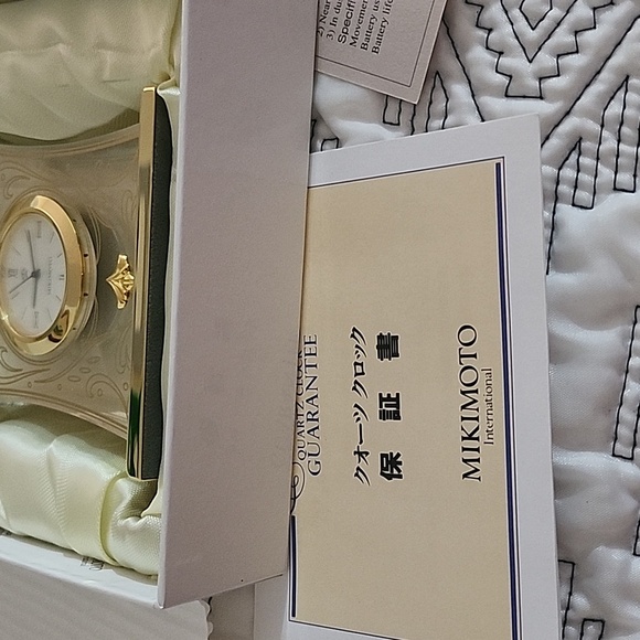 ❤️ Mikimoto Gold and White Desk Clock - Picture 3 of 5